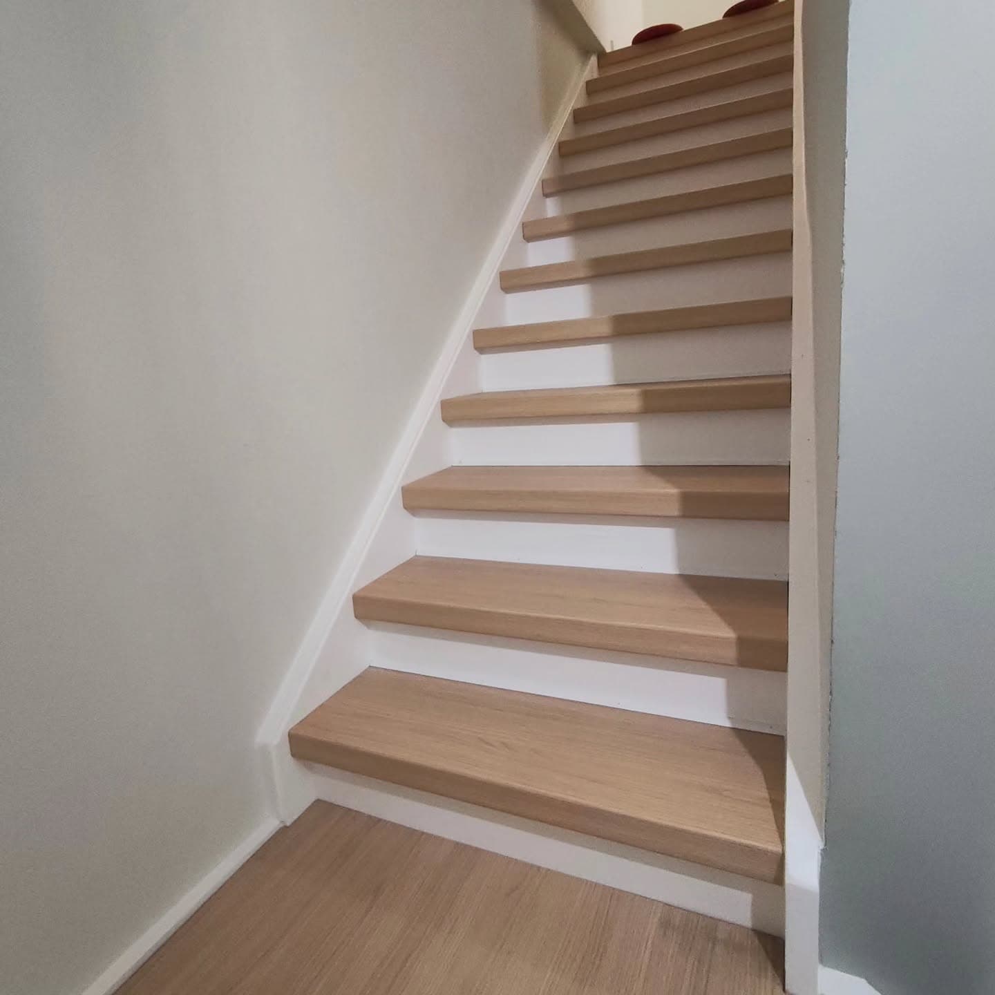 Escalier après travaux, marches en bois clair