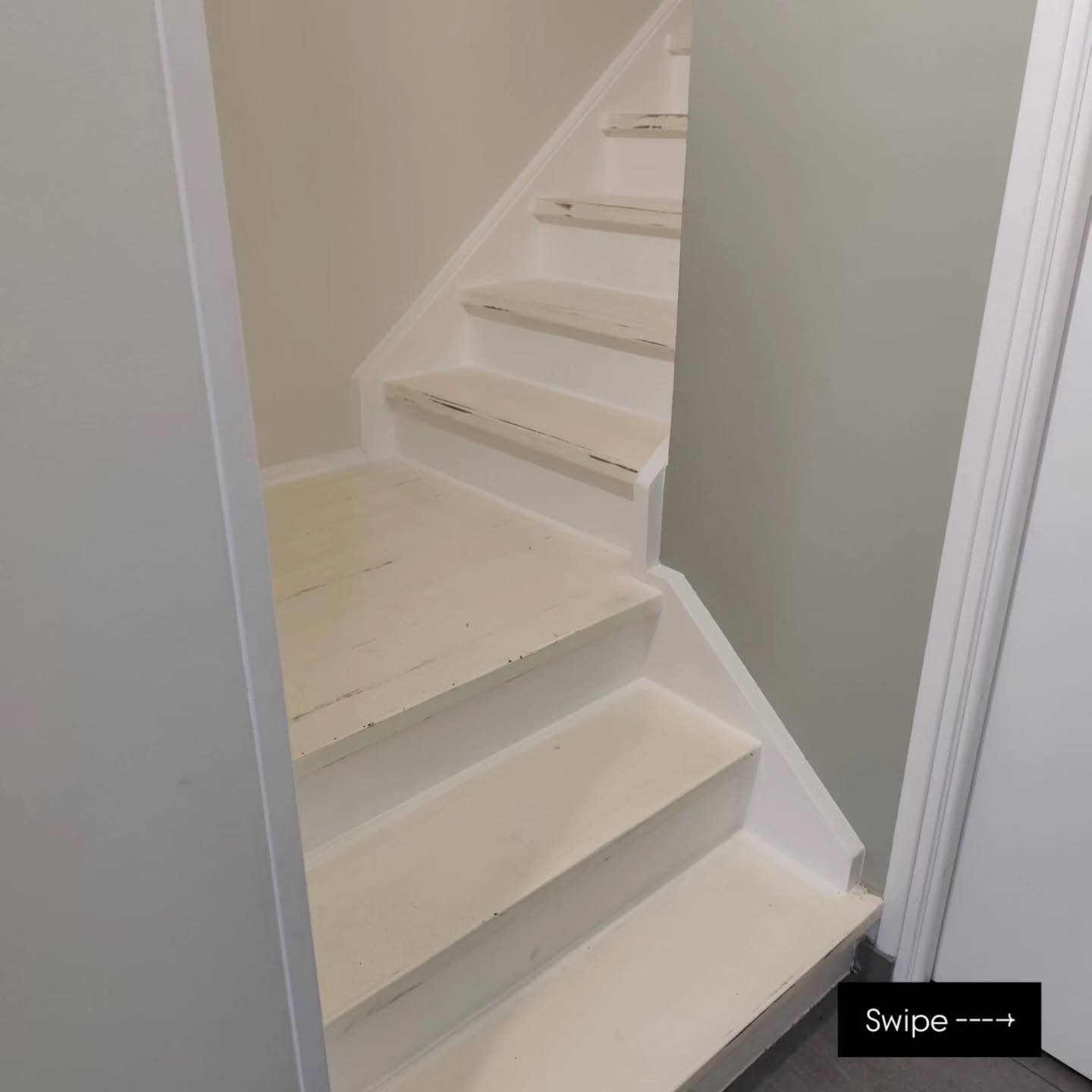 Escalier avant travaux, peinture blanche usée