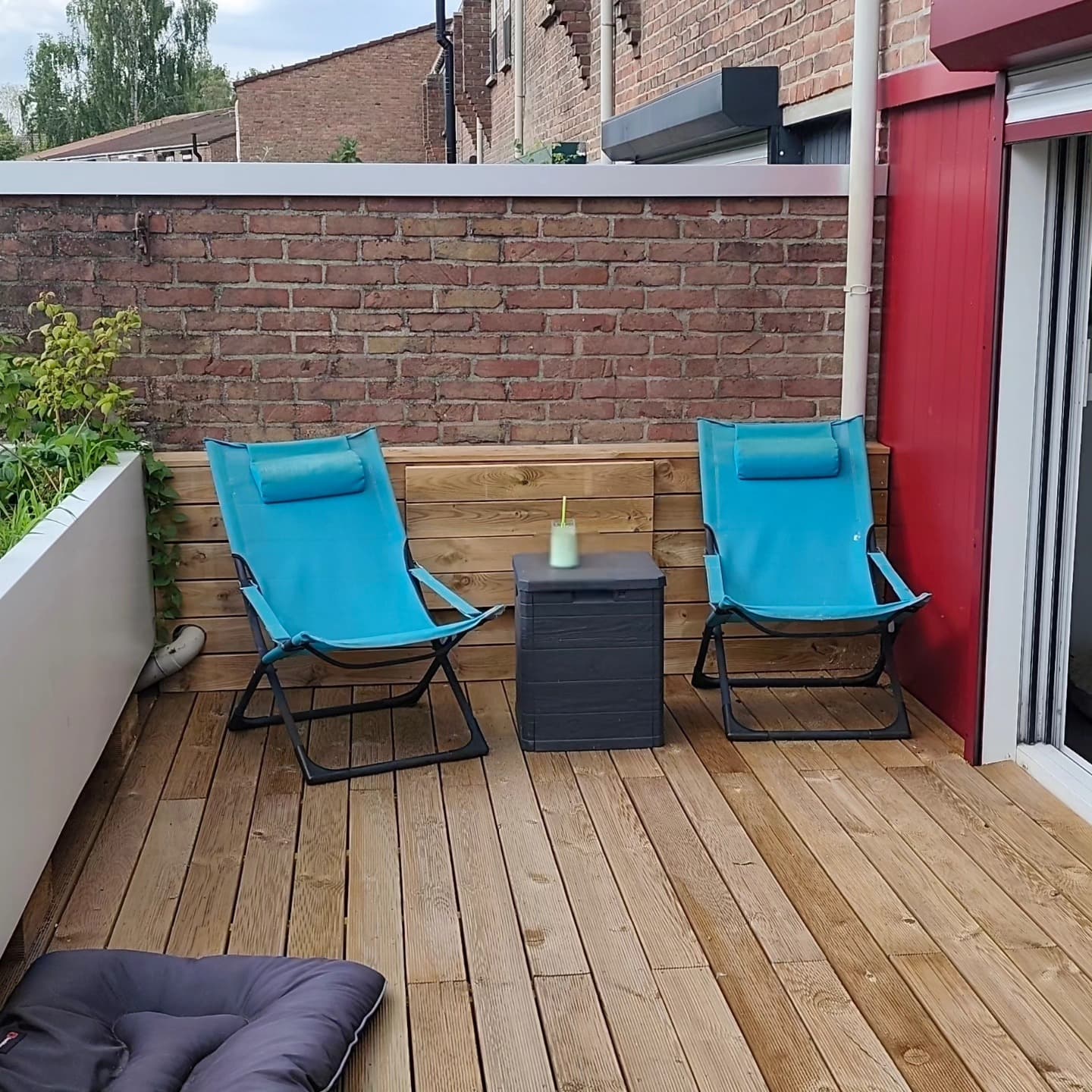 Terrasse en caillebotis bois avec assises bleues